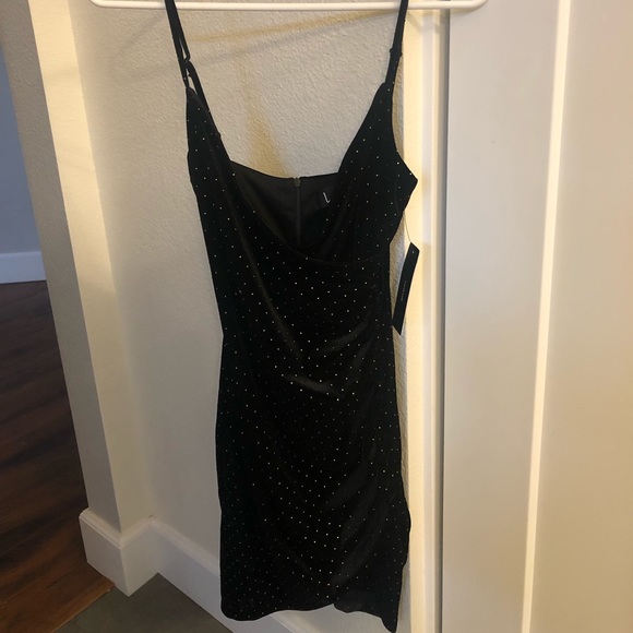 Cute, flirty dress perfect for a “winter” trip to Vegas! - Picture 2 of 4